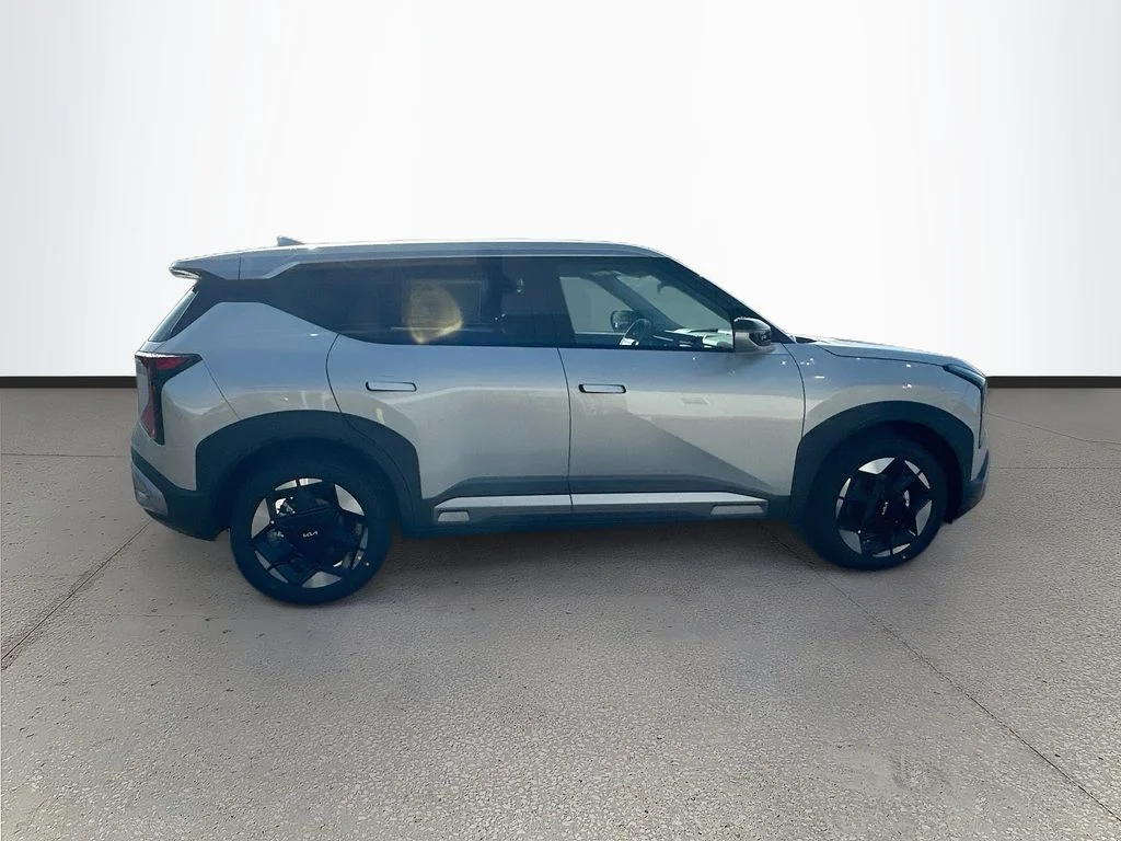 New 2027 Ivory Silver Kia S image 8