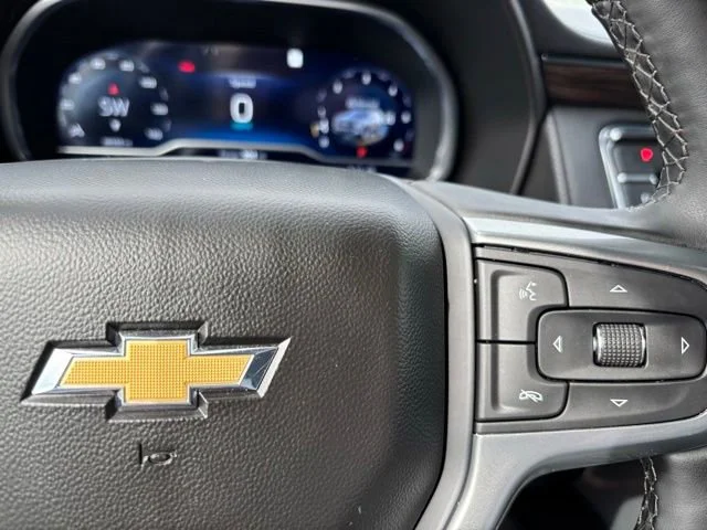 Used 2023 Iridescent Pearl Tricoat Chevrolet LT image 28