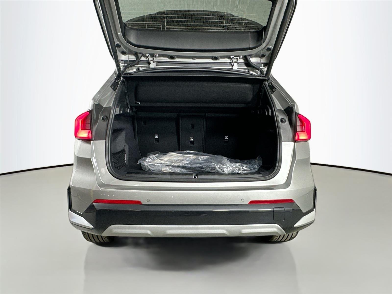 New 2026 Space Silver Metallic BMW xDrive28i image 27