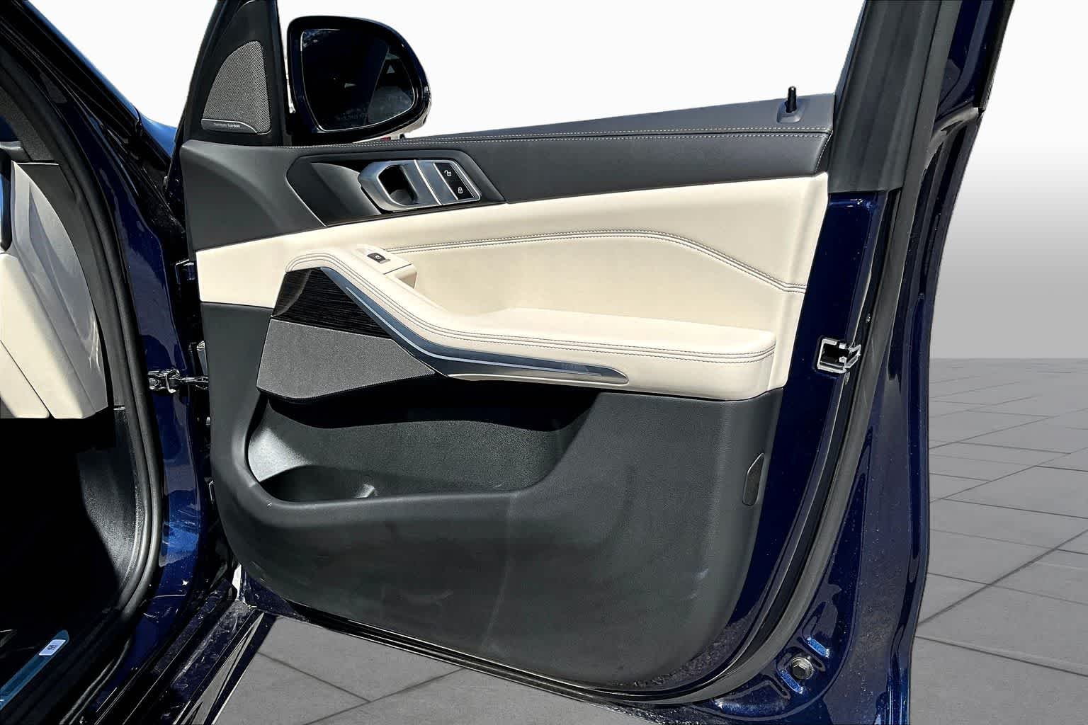 Used 2026 Tanzanite Blue II Metallic BMW sDrive40i image 21
