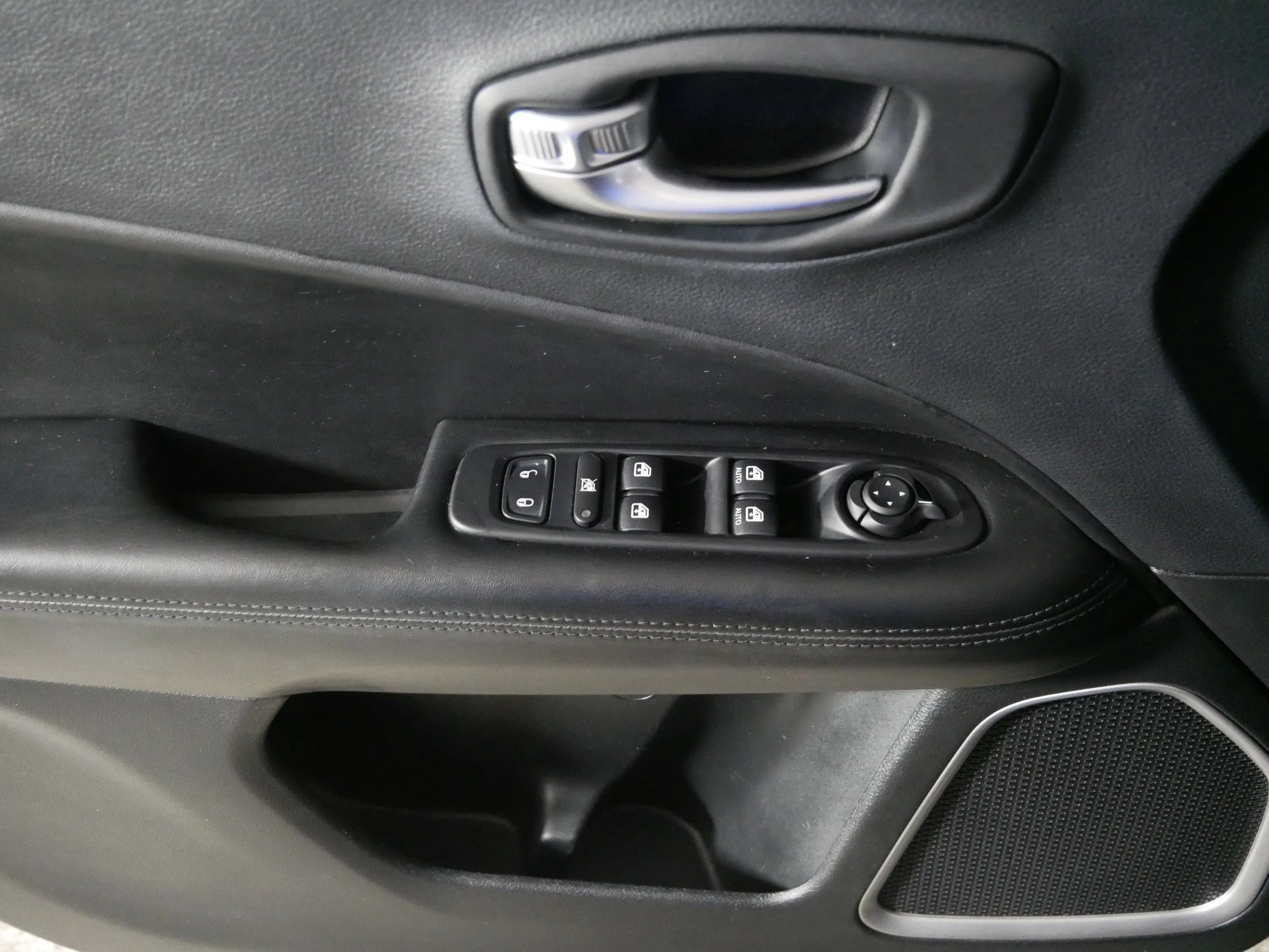 Used 2019 Granite Crystal Metallic Clearcoat Jeep Altitude image 19