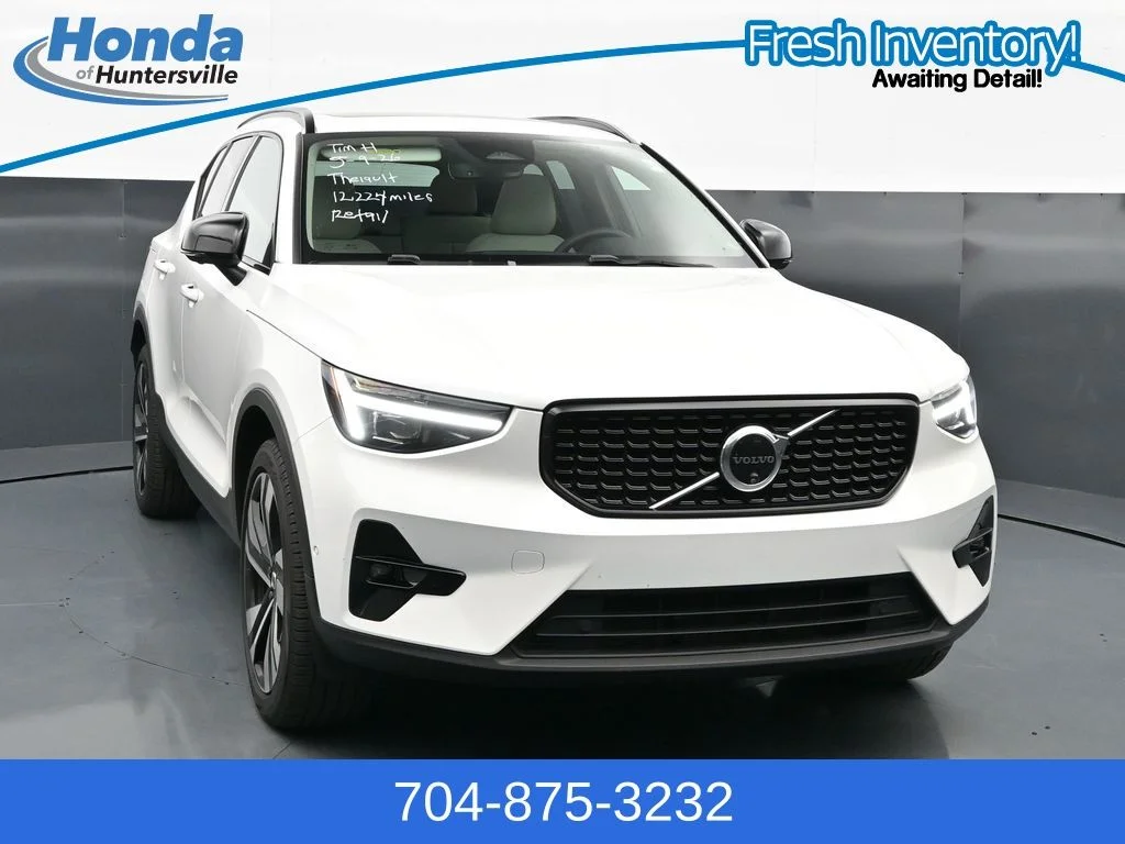 2025 Volvo XC40 B5 Plus Dark AWD's photo