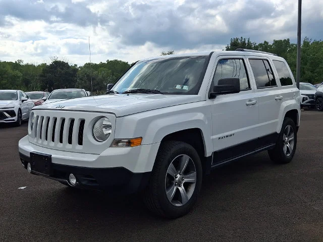 Used 2017 White Jeep Latitude image 5