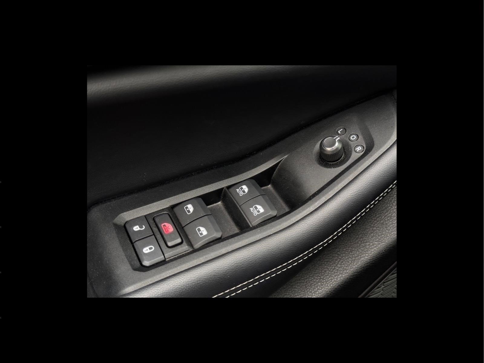 Used 2025 Diamond Black Crystal Pearlcoat Jeep Laredo X image 24