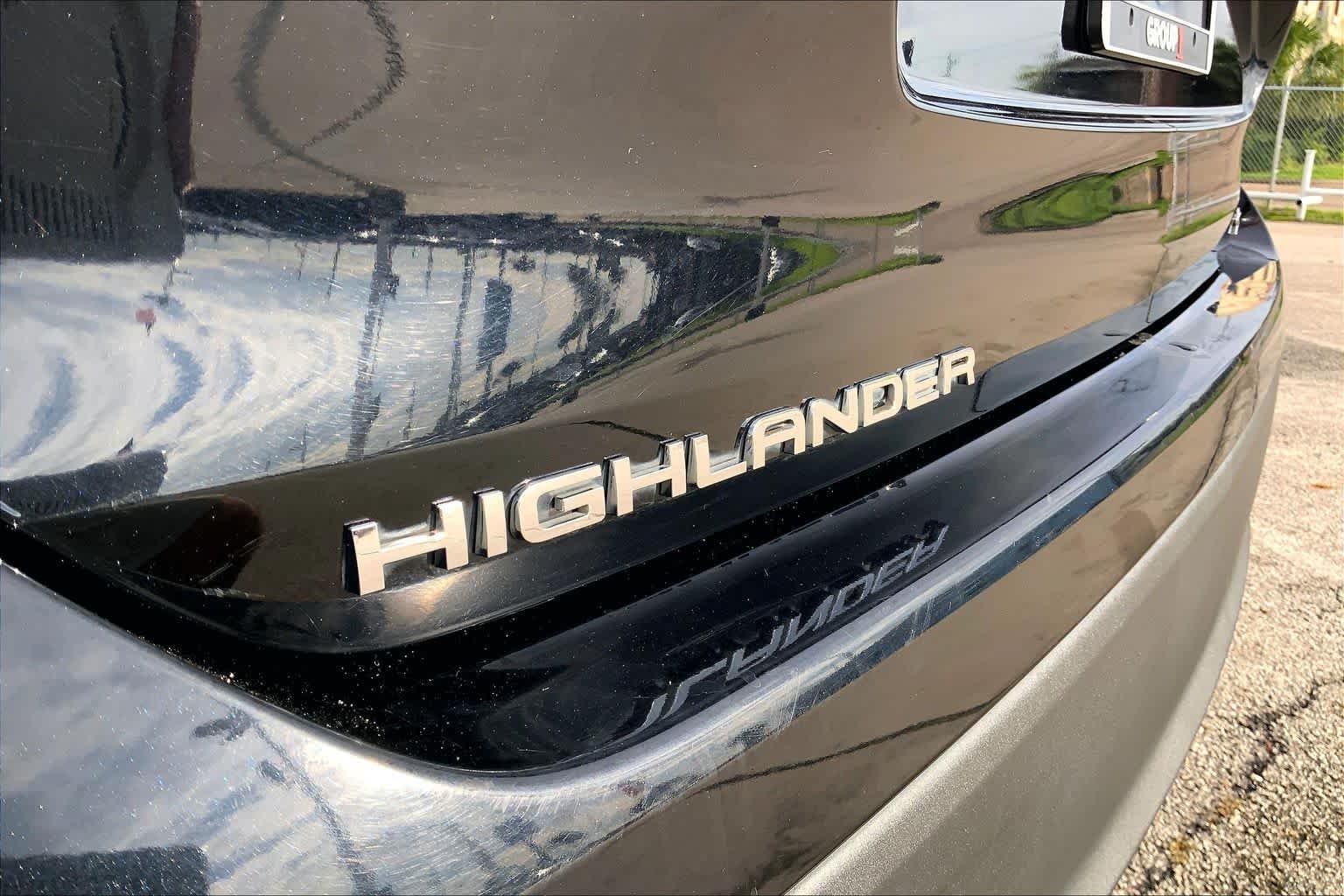 Used 2022 Midnight Black Metallic Toyota XLE image 28