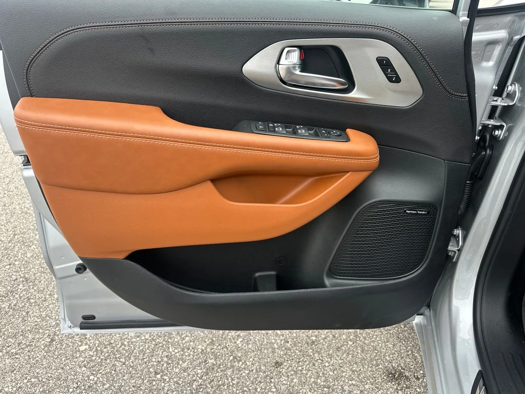 2026 Chrysler Pacifica Pinnacle - Photo 14