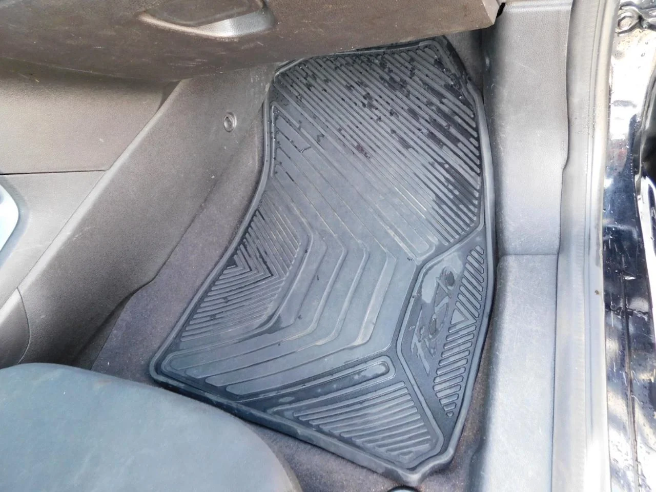 Used 2018 Black Ford SE SEDAN image 14