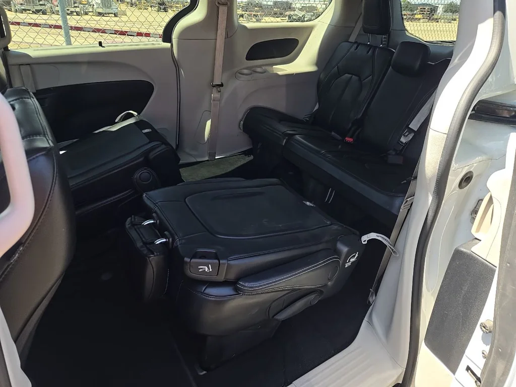 2023 Chrysler Pacifica Touring L - Photo 9