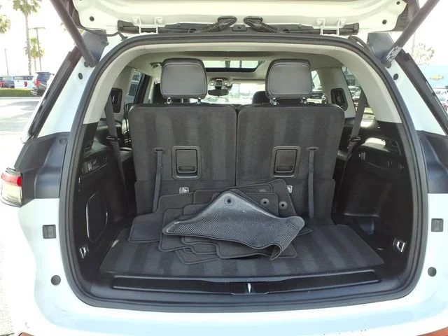 Used 2022 White Jeep Limited 4x4 image 6