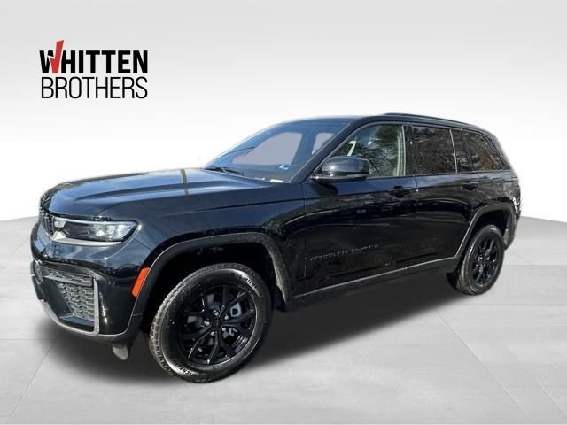 New 2026 Diamond Black Crystal Pearl-Coat Exterior Paint Jeep Altitude image 1