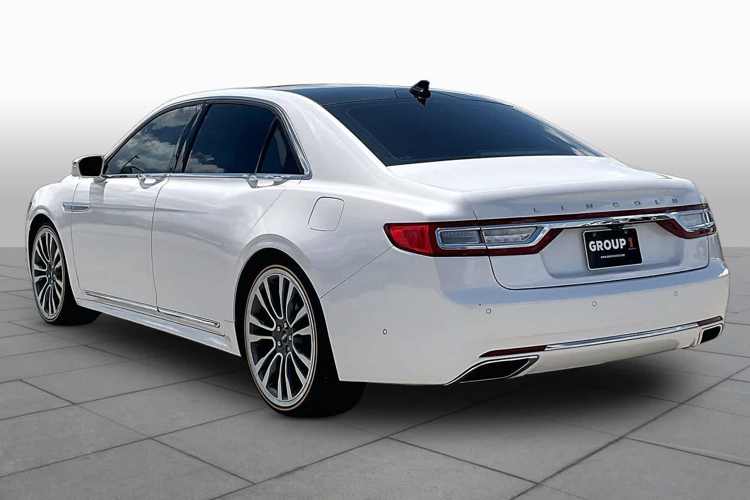 Used 2018 White Platinum Tri-Coat Lincoln Reserve image 11