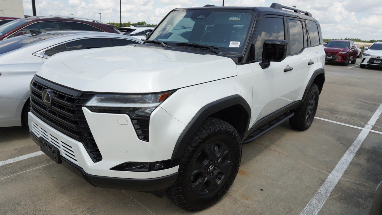 Used 2025 White Lexus GX 550 Overtrail image 4
