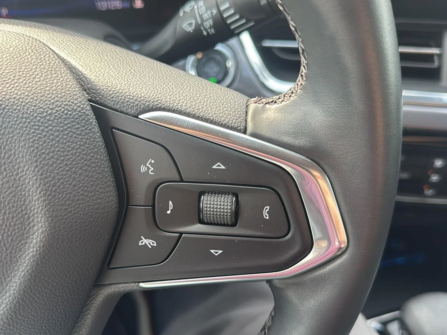 Used 2025 Mosaic Black Metallic Chevrolet ACTIV image 13