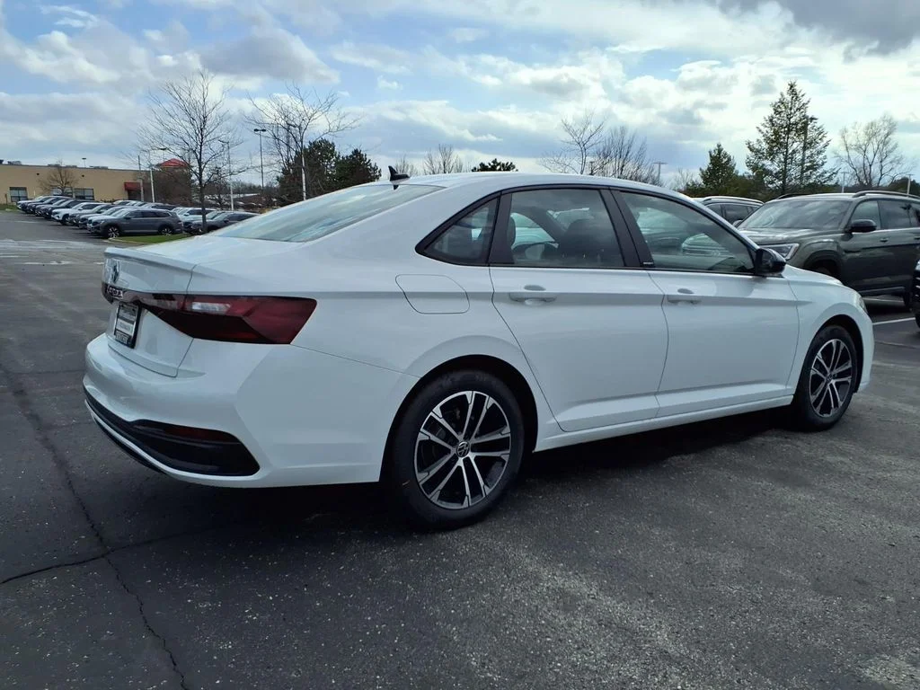 New 2026 Pure White Volkswagen 1.5T Sport image 3