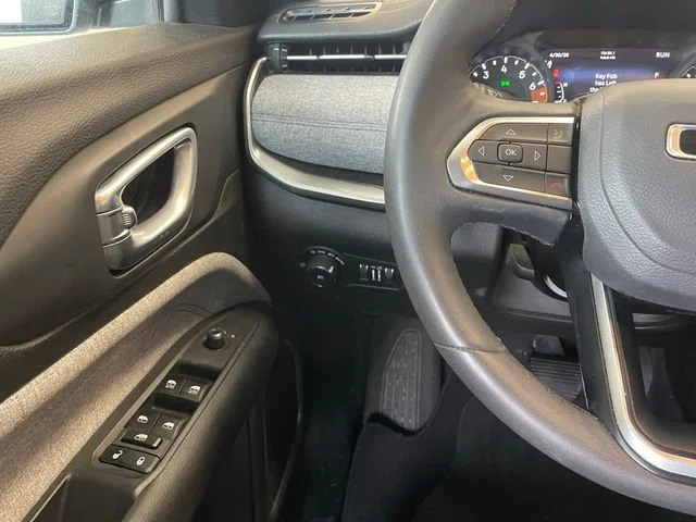 Used 2025 White Jeep Latitude image 12