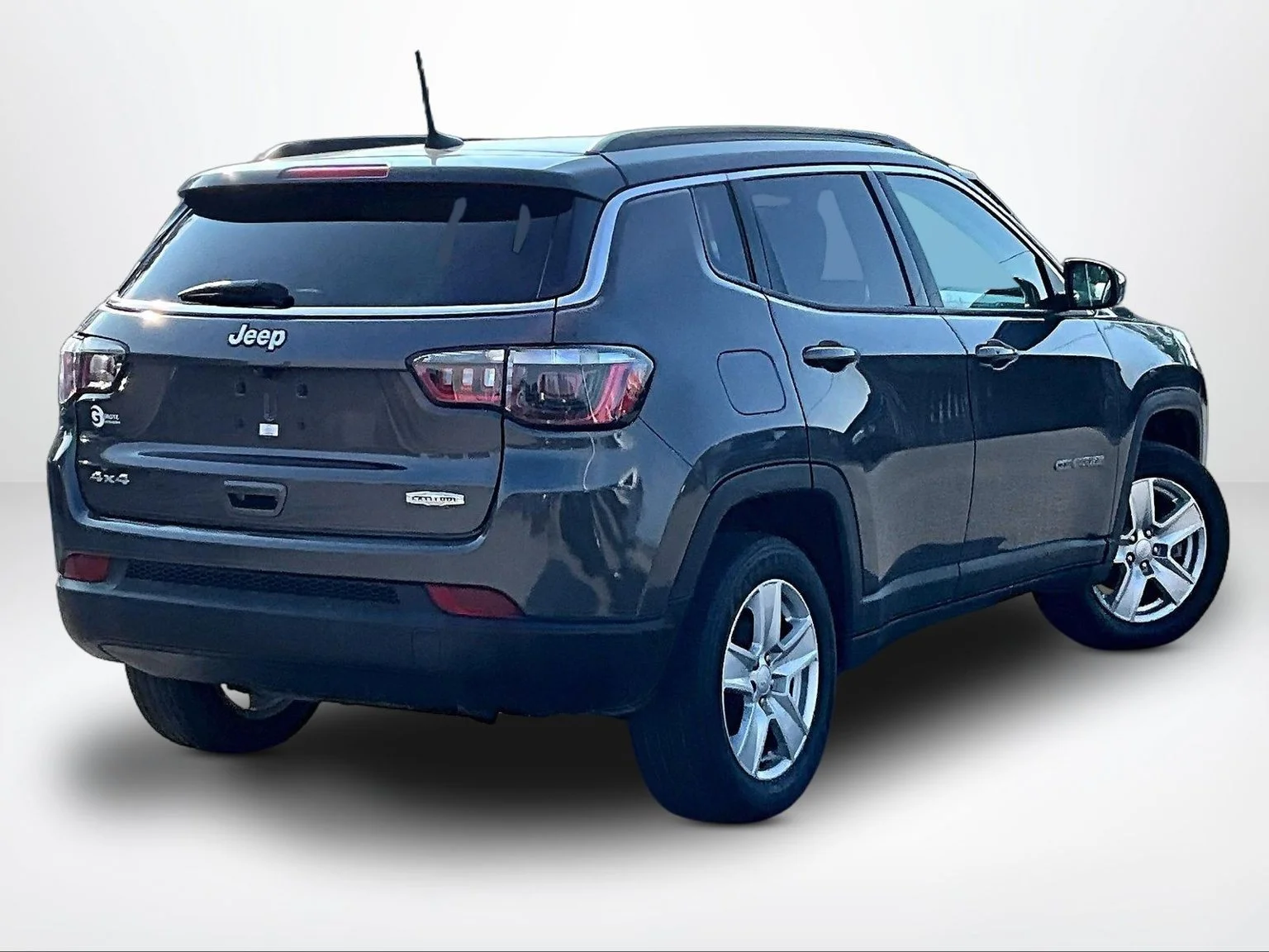 Used 2022 Gray Jeep Latitude image 3