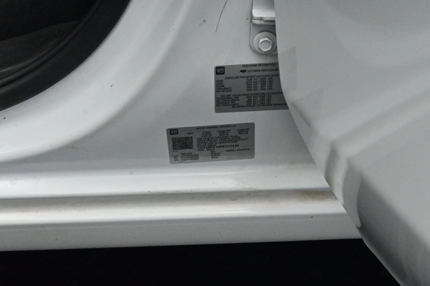 Used 2024 Summit White GMC AT4 image 40