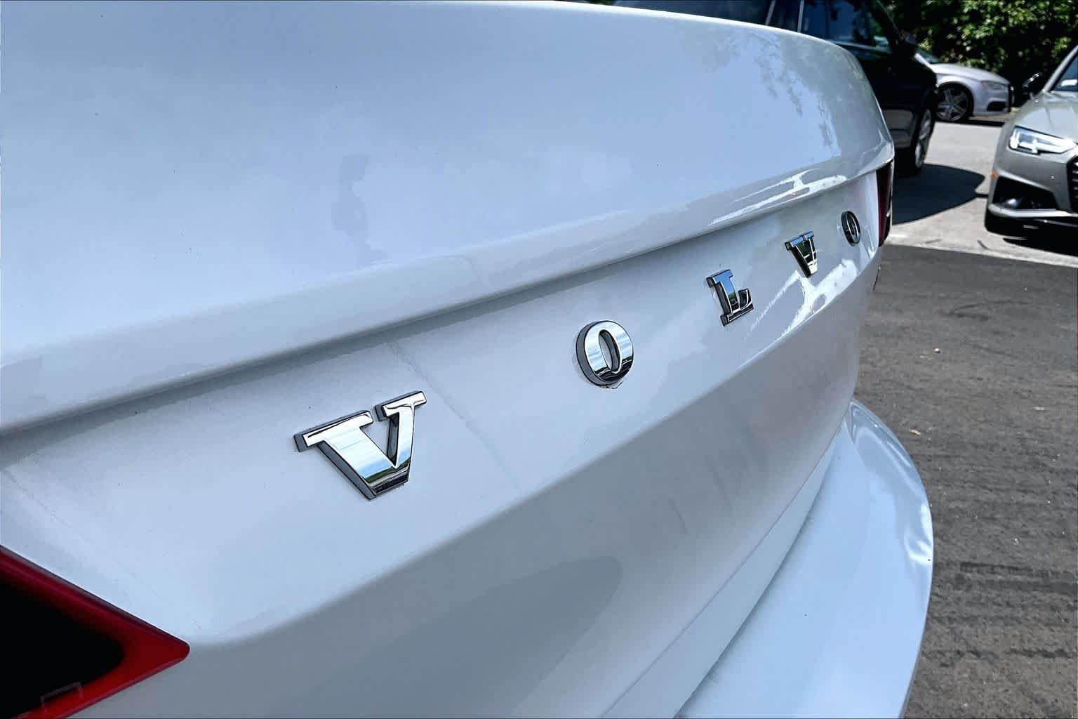Used 2018 Crystal White Pearl Metallic Volvo Momentum image 31
