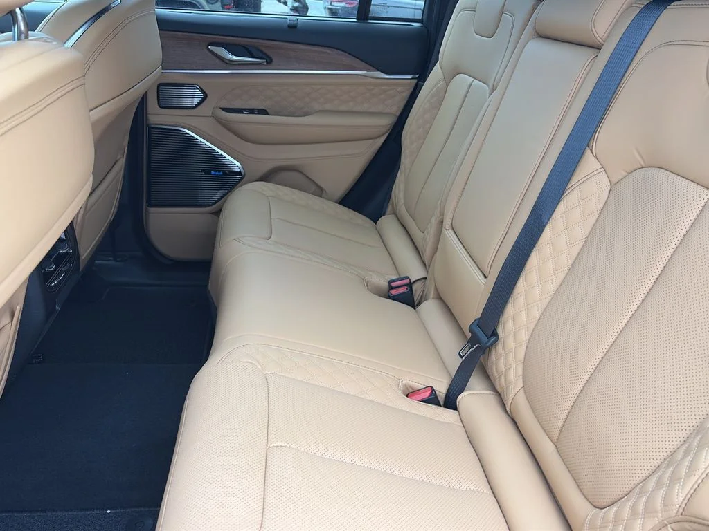 New 2026 Bright White Clear-Coat Exterior Paint Jeep Summit image 32