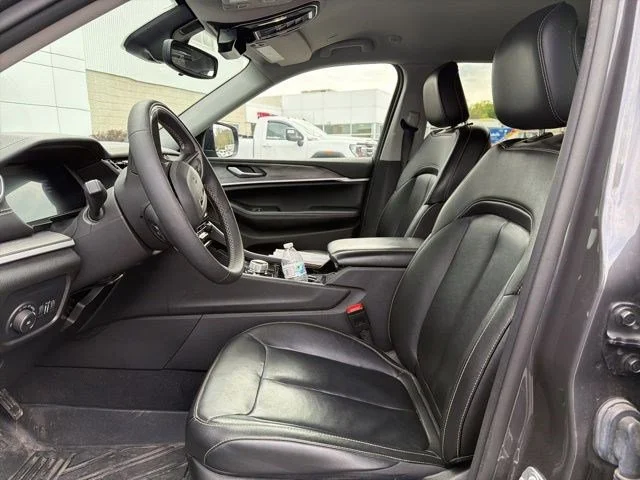 Used 2023 Grey Jeep Limited image 33