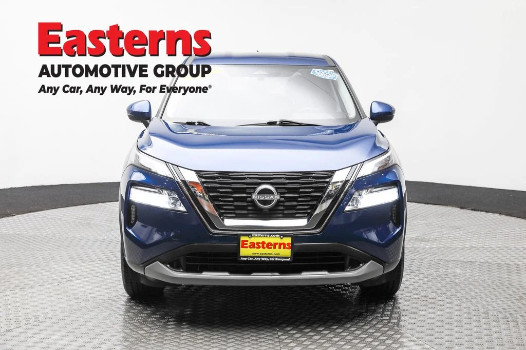 Used 2022 Blue Nissan SV image 2