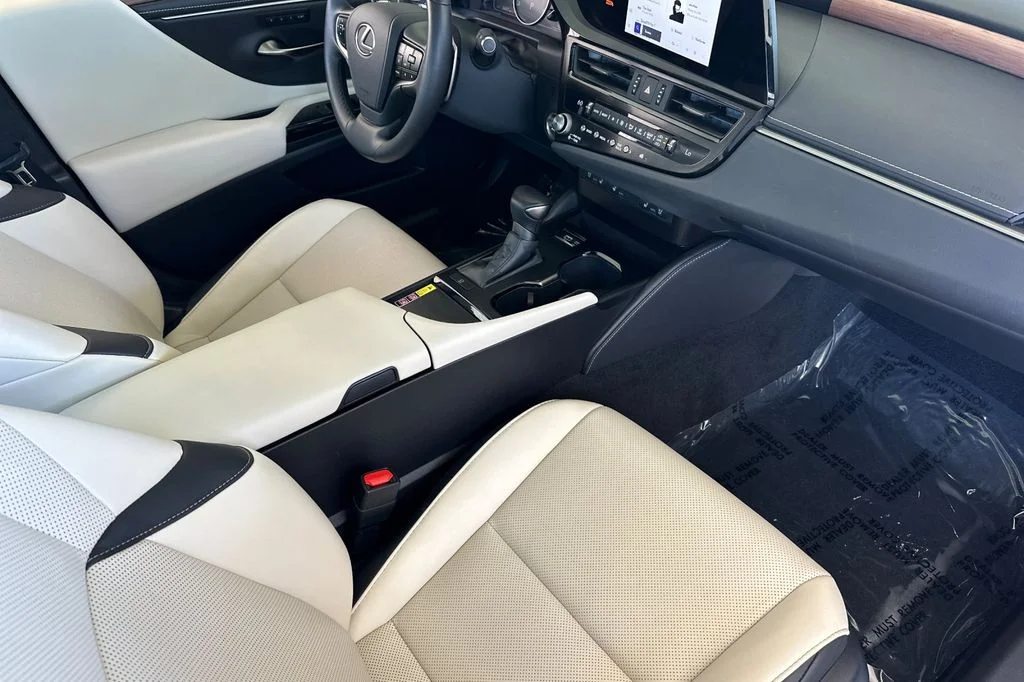 Used 2025 White Lexus 350 image 17