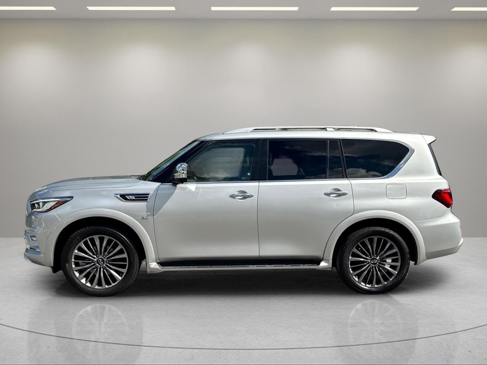 Used 2019  INFINITI  image 2