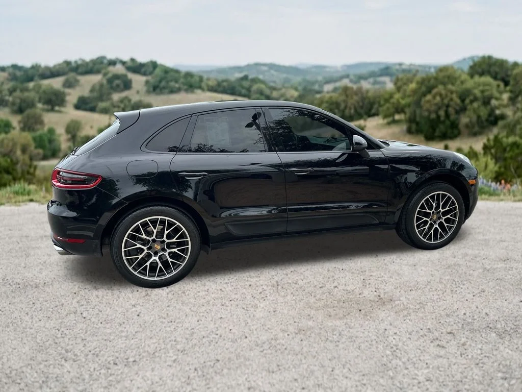 Used 2018  Porsche Base image 11