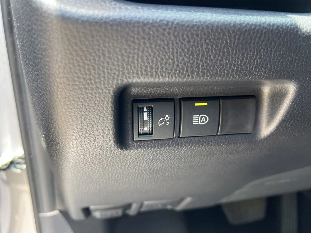 Used 2025  Toyota XLE image 40