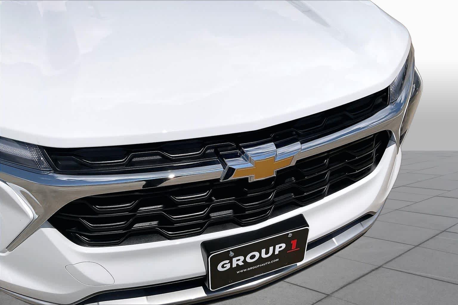 Used 2026 Summit White Chevrolet LT image 29