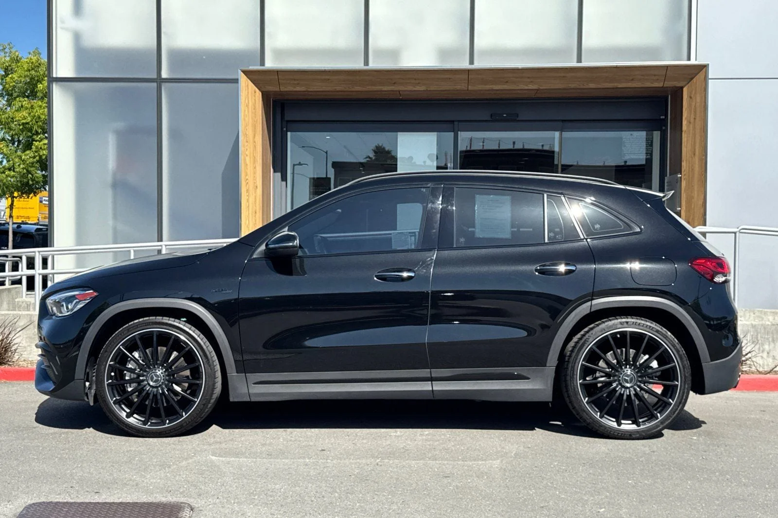 Used 2022 Black Mercedes-Benz 4MATIC® image 5
