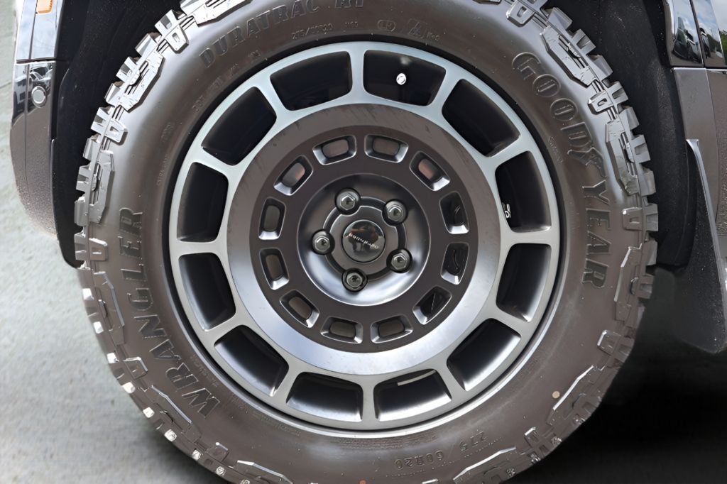 New 2026 Narvik Black LAND ROVER  image 28