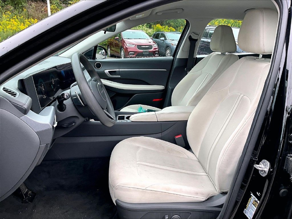 Used 2024 Black Hyundai SEL image 4