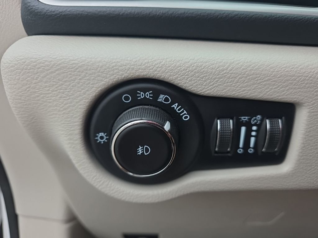Used 2023 White Chrysler Touring L image 16