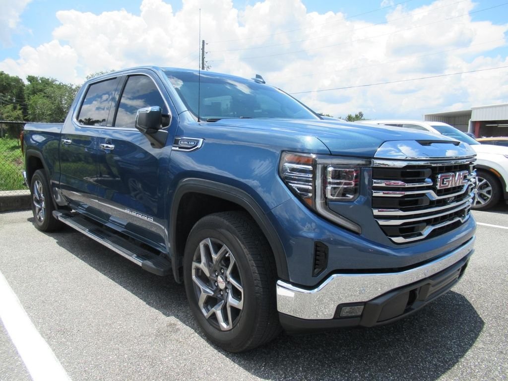 Used 2024  GMC SLT image 1