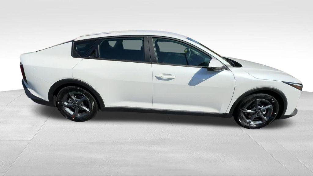New 2026 Snow White Pearl Kia LXS image 7