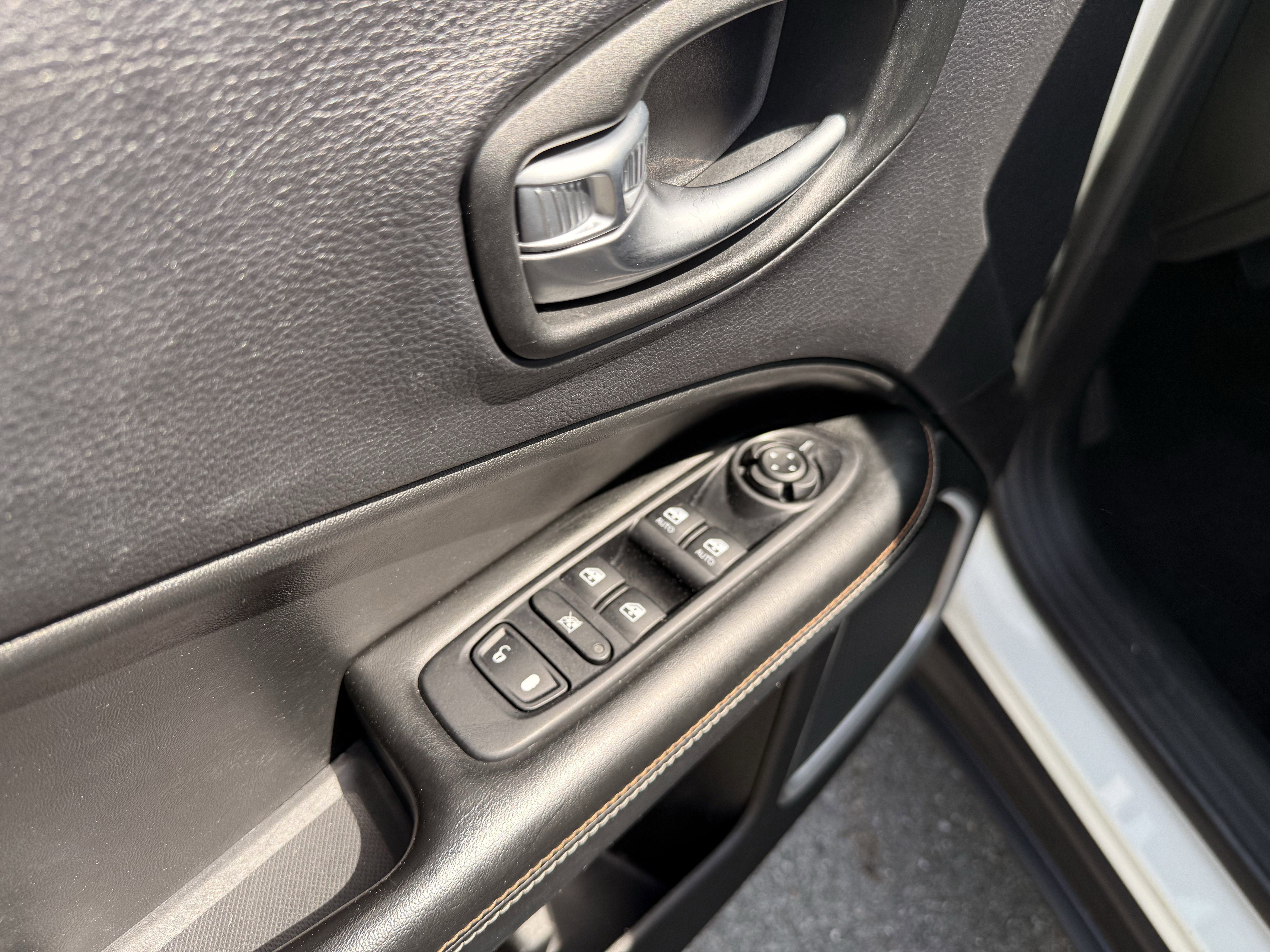 Used 2018 White Clearcoat Jeep Latitude image 12