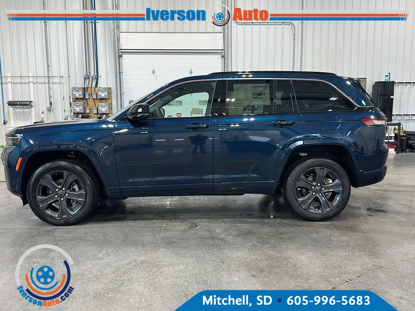 New 2027 Fathom Blue Pearl-Coat Paint Jeep Limited Reserve image 4