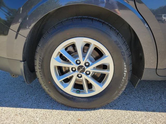 Used 2022  Kia LX image 5