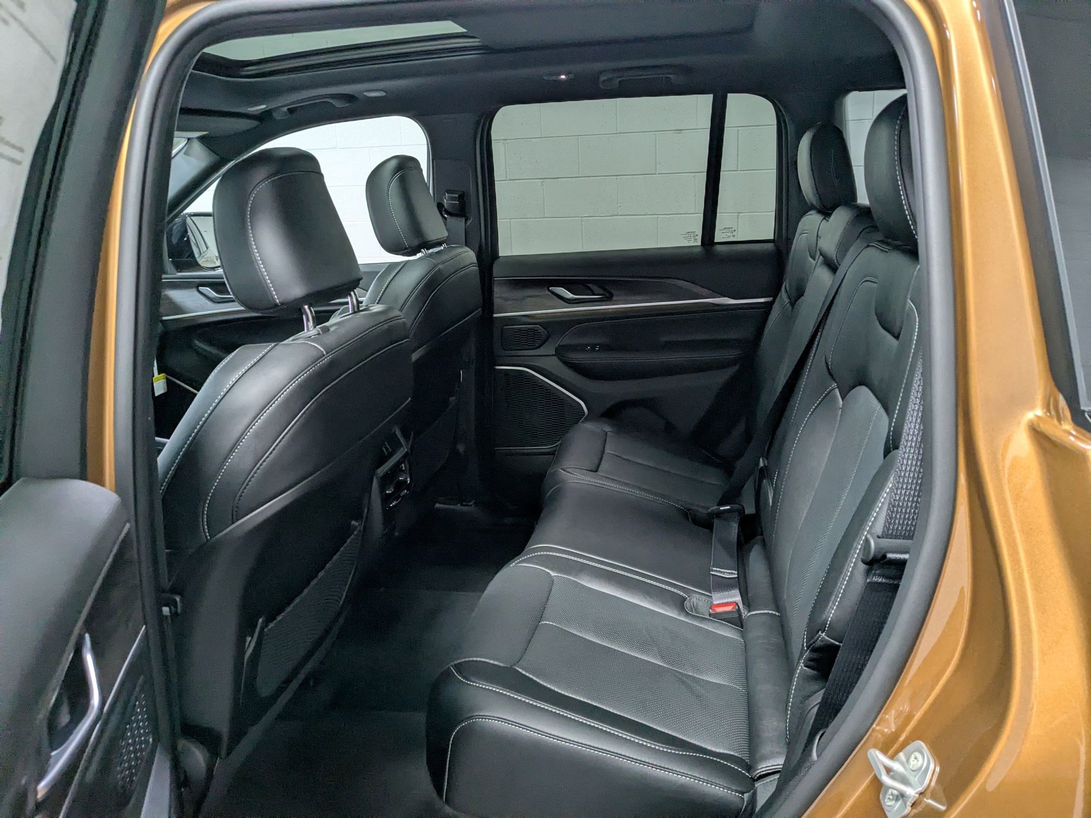New 2026 Copper Shino Metallic Clear-Coat Exterior Paint Jeep Limited Reserve image 17