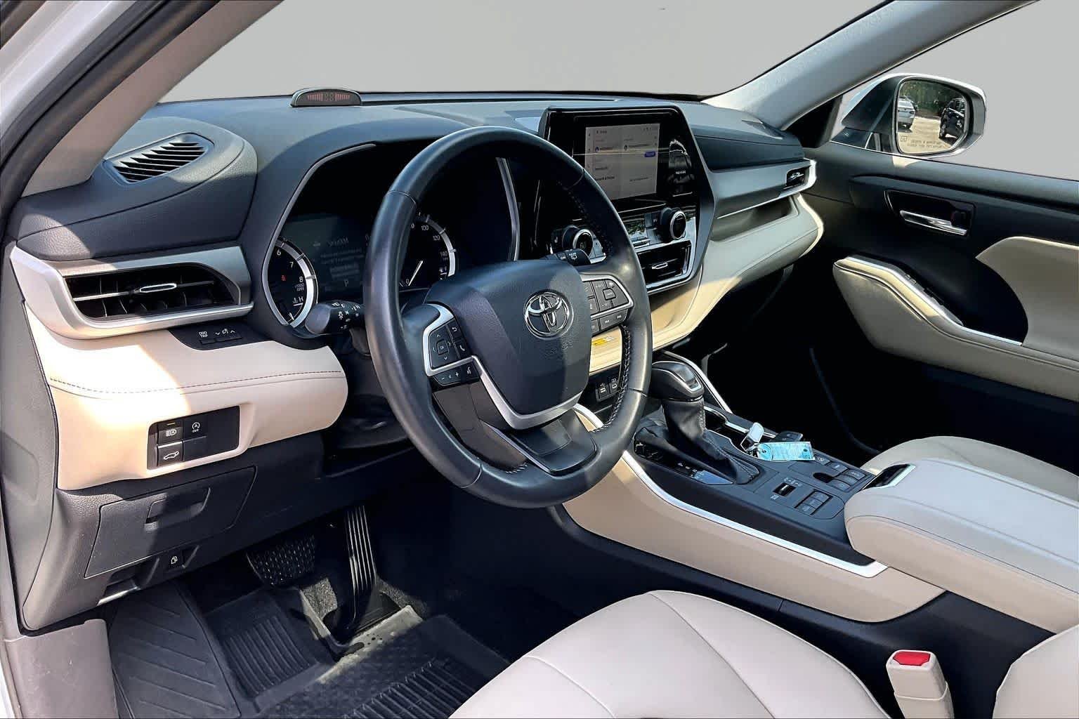 Used 2024 Wind Chill Pearl Toyota XLE image 18