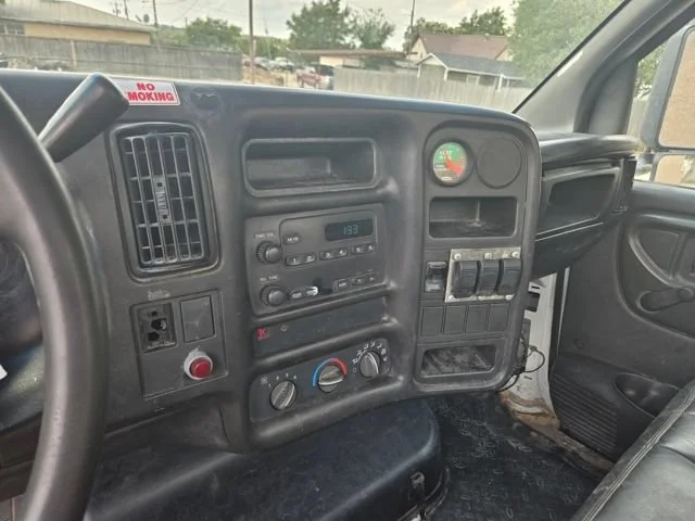 Used 2005 Summit White GMC  image 9