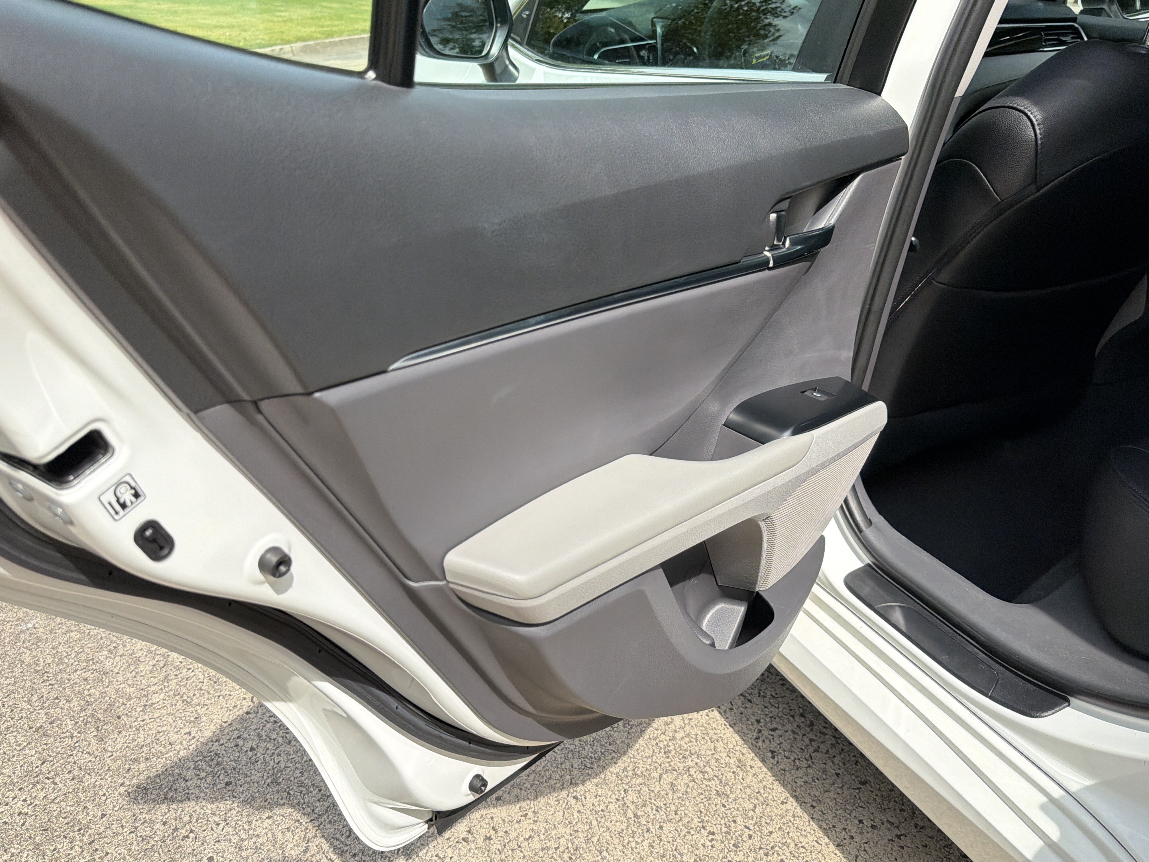 Used 2018 Super White Toyota LE image 20
