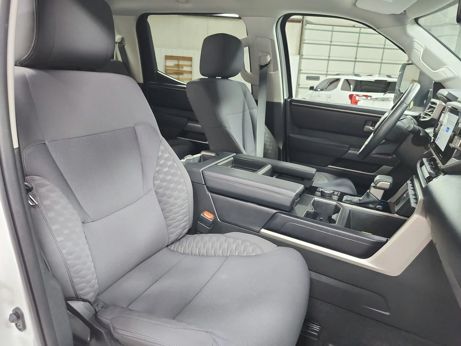 Used 2022 White Toyota SR5 image 37