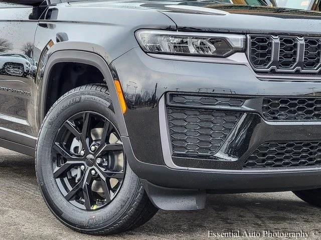 New 2026 Diamond Black Crystal Pearl-Coat Exterior Paint Jeep Altitude image 3