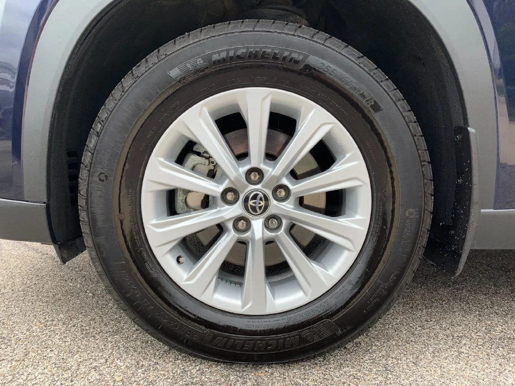 Used 2025  Toyota XLE image 33