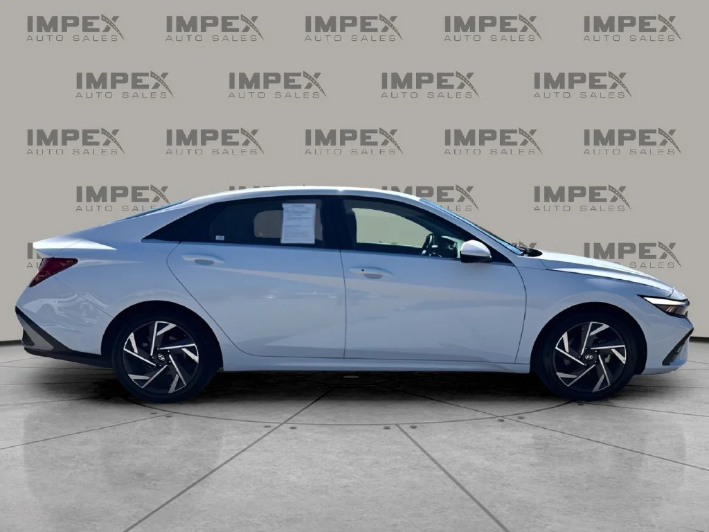 Used 2025 White Hyundai SEL Convenience image 6