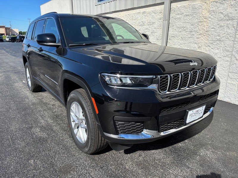 New 2026 Diamond Black Crystal Pearl-Coat Exterior Paint Jeep Laredo X 4x4 image 2