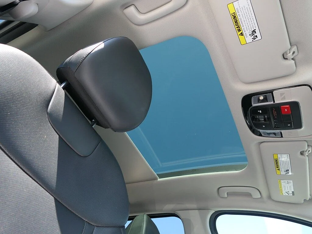 Used 2024 White Hyundai SEL Convenience image 29