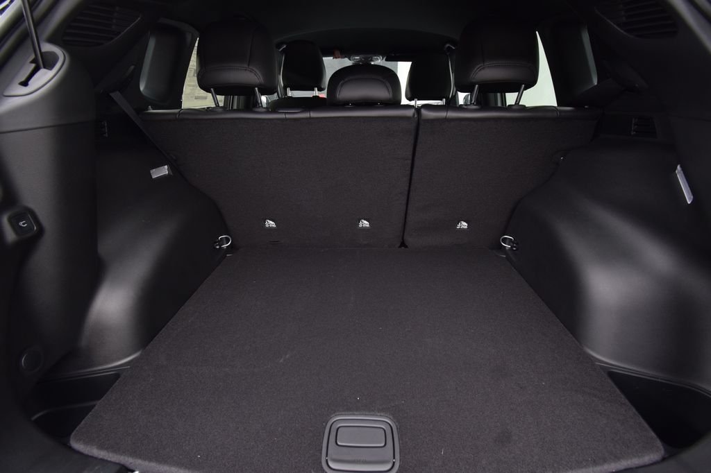 New 2026 Diamond Black Crystal Pearlcoat Jeep Latitude image 37